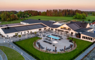Himmelsby SPA & Konferens i Mantorp – drönarvy över hotell och spa