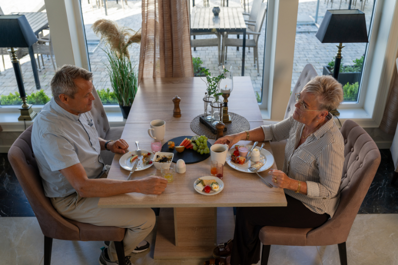 Underbar morgonstund vid frukostbordet