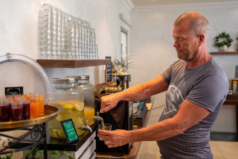 Hälsosam frukostjuice i vår restaurang.