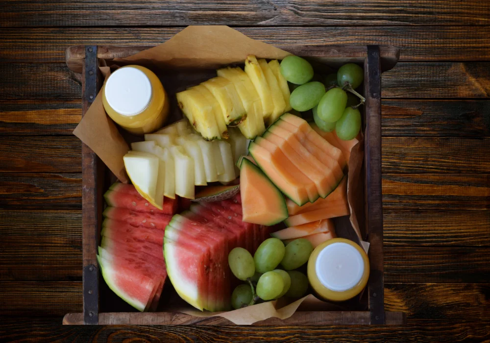 Frukt- och juicebricka Frukt- och juicebricka - läckert för två